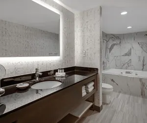 Photo 5 - Crowne Plaza Auburn Hills by IHG