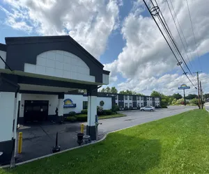 Photo 2 - Days Inn by Wyndham Liberty