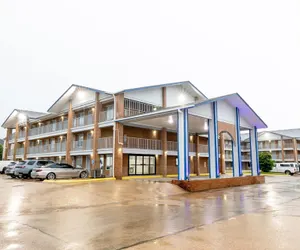 Photo 2 - Days Inn & Suites by Wyndham Bossier City/Casino Area
