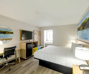 Photo 2 - Days Inn & Suites by Wyndham Bossier City/Casino Area