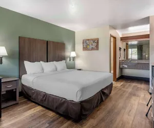 Photo 4 - Econo Lodge Portland Airport