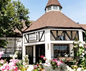 Photo 2 - Vinland Hotel and Lounge