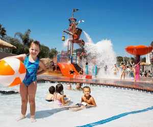Photo 2 - Howard Johnson by Wyndham Anaheim Hotel & Water Playground