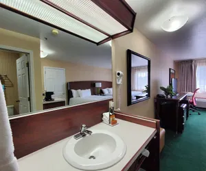 Photo 5 - Rogue Regency Inn Medford Airport