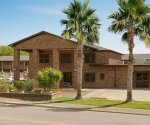 Photo 2 - Super 8 by Wyndham Universal City