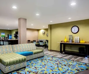 Photo 3 - La Quinta Inn & Suites by Wyndham Emporia