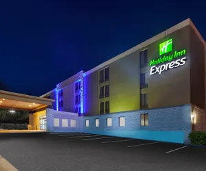 Photo 2 - Holiday Inn Express Fairfax - Arlington Boulevard, an IHG Hotel