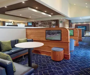 Photo 2 - Courtyard by Marriott Atlanta Airport South/Sullivan Road