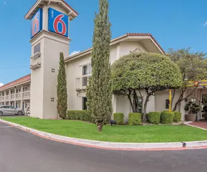 Photo 2 - Motel 6 Dallas, TX - Market Center