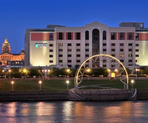 Photo 2 - Embassy Suites Hotel Des Moines Downtown