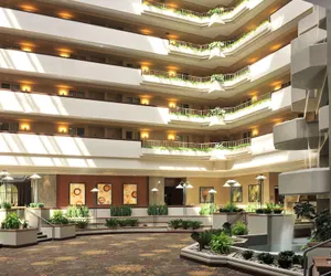 Photo 3 - Embassy Suites Hotel Des Moines Downtown