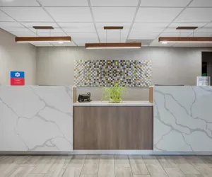 Photo 3 - SureStay Plus Hotel by Best Western Chicago Lombard