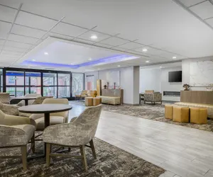 Photo 4 - SureStay Plus Hotel by Best Western Chicago Lombard