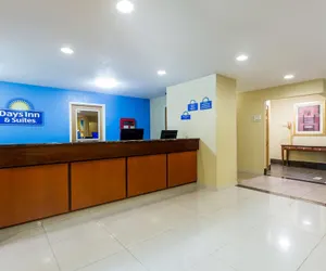 Photo 4 - Days Inn & Suites by Wyndham Bloomington/Normal IL