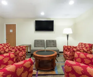 Photo 5 - Days Inn & Suites by Wyndham Bloomington/Normal IL