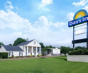 Photo 2 - Days Inn by Wyndham Natchez