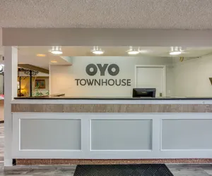 Photo 3 - OYO Townhouse Tulsa Woodland Hills