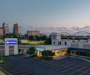 Photo 2 - Wyndham Riverfront Little Rock