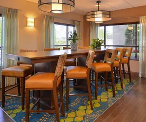 Photo 2 - Hampton Inn Portland East