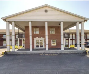 Photo 2 - Capital O First Heritage Inn Rantoul IL I 57