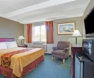 Photo 4 - Travelodge by Wyndham Iowa City