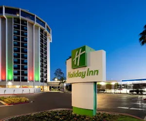 Photo 2 - Holiday Inn Long Beach Airport Hotel and Conference Center by IHG