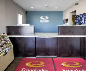 Photo 3 - Econo Lodge Airport