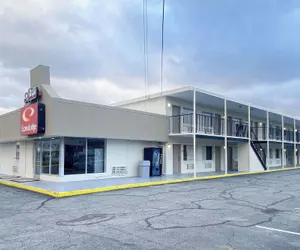 Photo 2 - Econo Lodge Airport