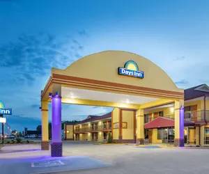 Photo 2 - Days Inn by Wyndham Muscle Shoals Florence