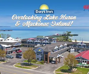 Photo 2 - Days Inn by Wyndham Mackinaw City - Lakeview