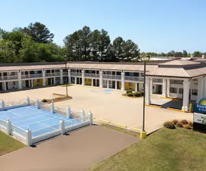 Photo 2 - Days Inn & Suites by Wyndham Byram