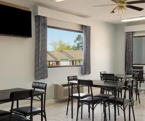 Photo 4 - Days Inn & Suites by Wyndham Byram