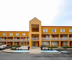 Photo 2 - Copley Inn & Suites By OYO Akron OH