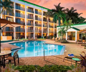 Photo 2 - Courtyard by Marriott Fort Lauderdale East/Lauderdale-by-the-Sea