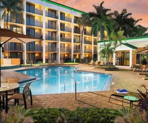 Photo 2 - Courtyard by Marriott Fort Lauderdale East/Lauderdale-by-the-Sea