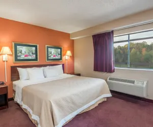 Photo 4 - Days Inn by Wyndham Pittsburgh-Harmarville