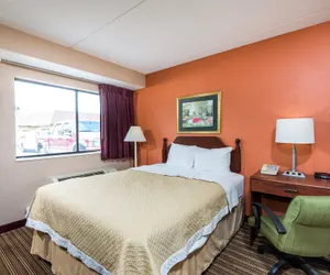 Photo 3 - Days Inn by Wyndham Pittsburgh-Harmarville