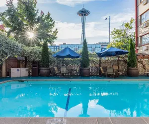 Photo 2 - Travelodge by Wyndham Seattle By The Space Needle