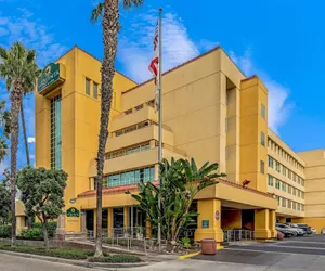 Photo 2 - La Quinta Inn & Suites by Wyndham Anaheim