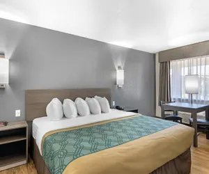 Photo 4 - Econo Lodge Inn & Suites Socorro