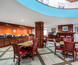 Photo 2 - Howard Johnson by Wyndham Evansville East