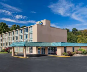 Photo 2 - Days Inn by Wyndham Cambridge