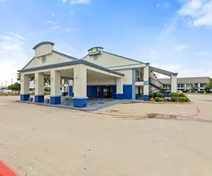 Photo 2 - Days Inn by Wyndham McKinney