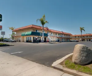 Photo 2 - Vagabond Inn Bakersfield South