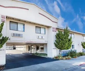 Photo 2 - Super 8 by Wyndham Bishop