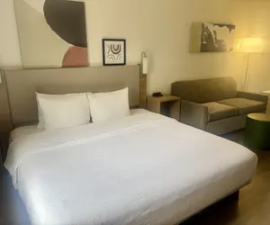 Photo 3 - Spark by Hilton Lakewood Denver Southwest