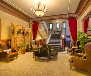 Photo 5 - MarQueen Hotel