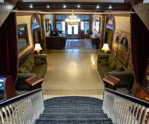 Photo 4 - MarQueen Hotel