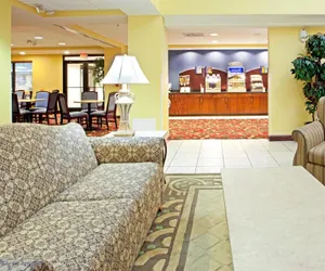 Photo 3 - Holiday Inn Express Richmond Airport, an IHG Hotel