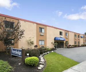 Photo 2 - Travelodge by Wyndham Cleveland Lakewood